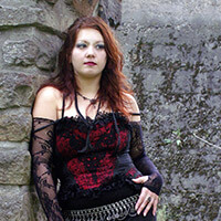 Gothic Frau auf einer Burg